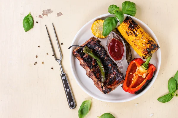 BBQ meat and vegetables — Stock Photo, Image