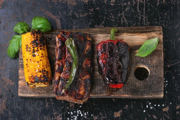 Carne barbacoa y verduras —  Fotos de Stock
