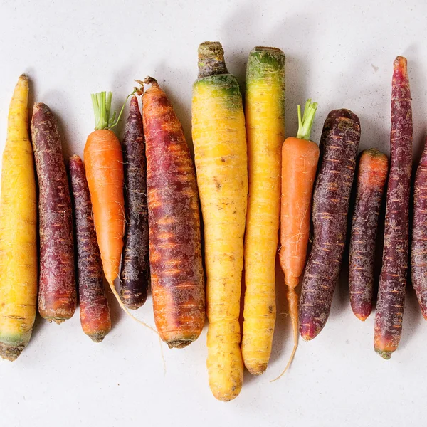 Bunte rohe Karotten — Stockfoto