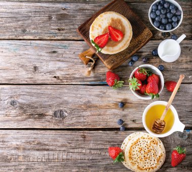 taze çilek ile Pancakes