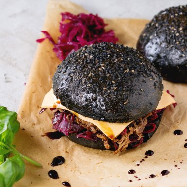 Yemekler ile siyah burger