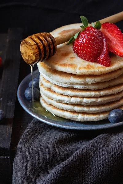 Taze çilek ile Pancakes — Stok fotoğraf