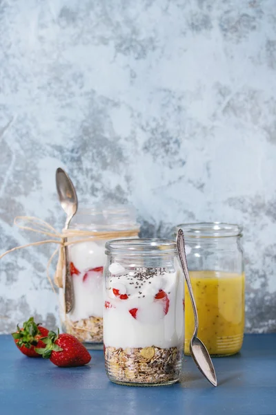 Breakfast with muesli and yoghurt — Stock Photo, Image