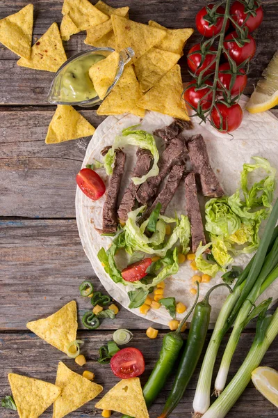 Mat bakgrund med tortilla ingredienser — Stockfoto