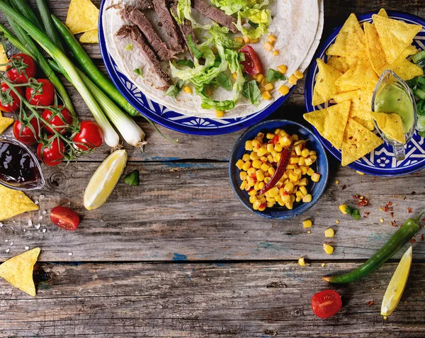 Fundo alimentar com ingredientes de tortilla — Fotografia de Stock