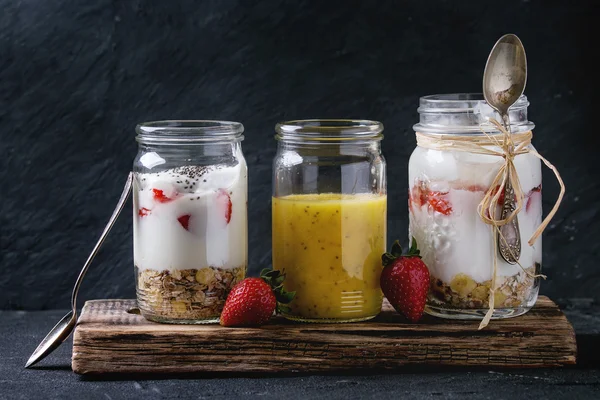 Frühstück mit Müsli und Joghurt — Stockfoto