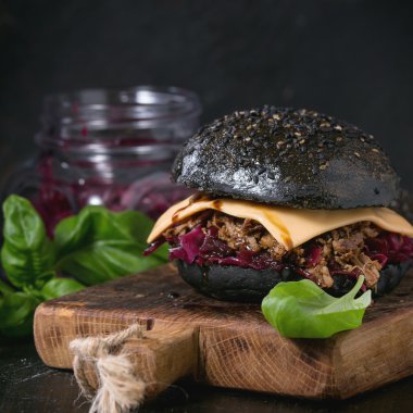 Yemekler ile siyah burger