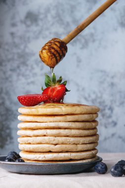 taze çilek ile Pancakes