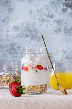 Müsli ve yoğurt ile Servis Kahvaltı