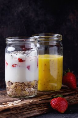 Müsli ve yoğurt ile Servis Kahvaltı