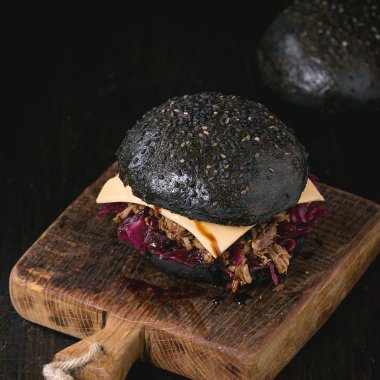 Yemekler ile siyah burger