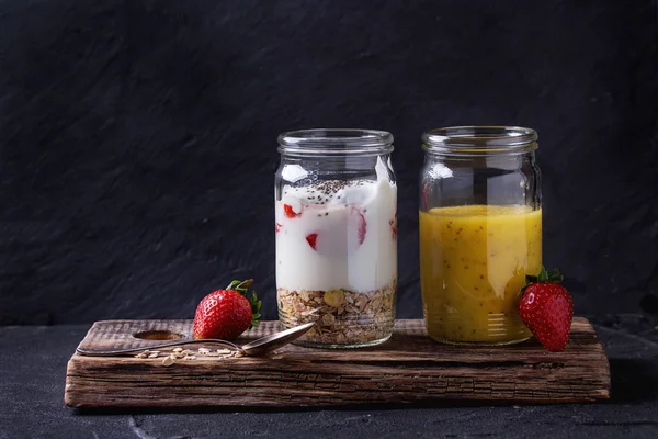 Ontbijt met muesli en yoghurt — Stockfoto