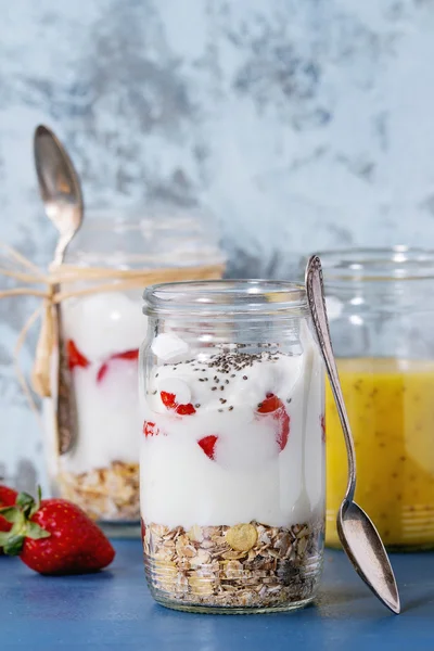 Müsli ve yoğurt ile Servis Kahvaltı — Stok fotoğraf