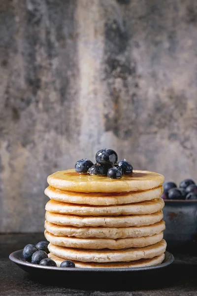 Pancake dengan blueberry segar — Stok Foto