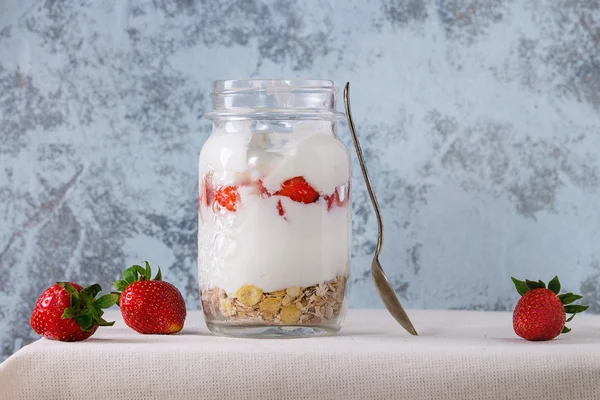 Café da manhã com muesli e iogurte — Fotografia de Stock