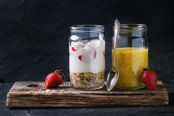 Ontbijt met muesli en yoghurt — Stockfoto