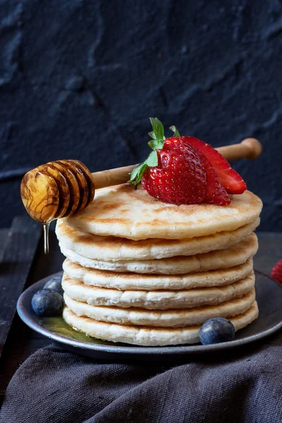 Taze çilek ile Pancakes — Stok fotoğraf