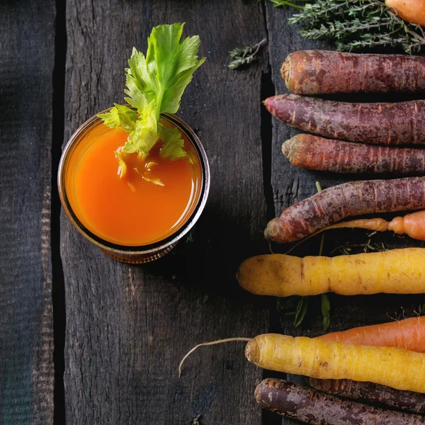 Kleurrijke wortelen en SAP — Stockfoto