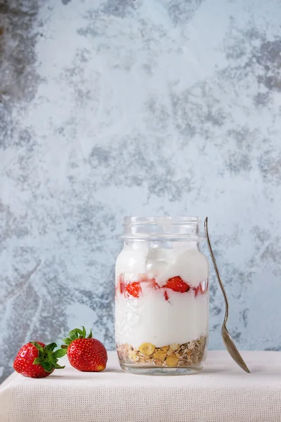 Breakfast with muesli and yoghurt — Stock Photo, Image