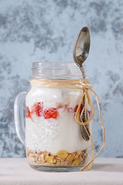 Завтрак с мюсли и йогуртом — стоковое фото