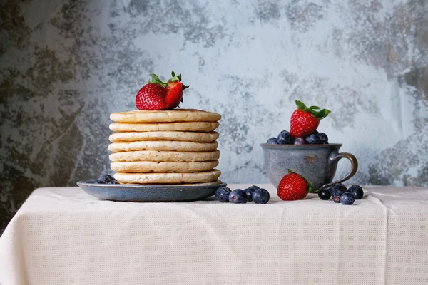 Pancakes with fresh berries — Stock Photo, Image