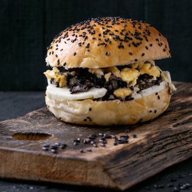 Siyah pirinç vejetaryen burger