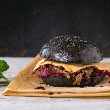 Yemekler ile siyah burger
