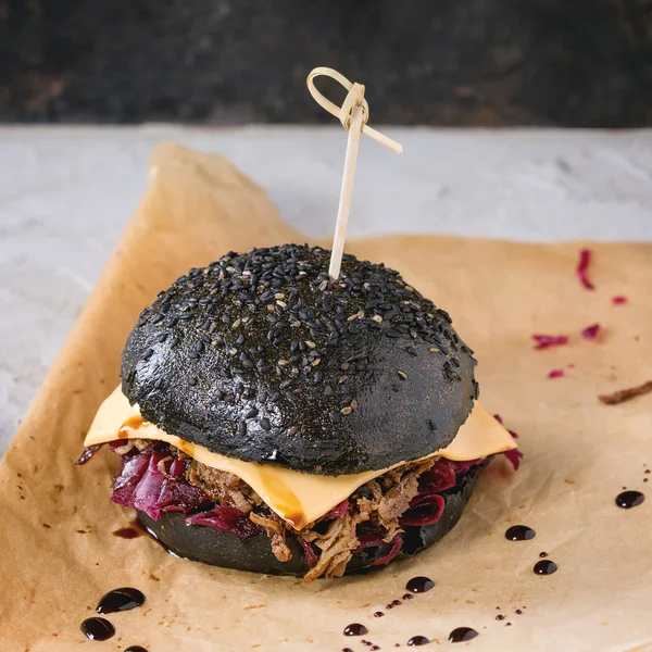 Black Burger mit Eintöpfen — Stockfoto