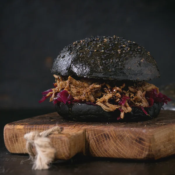 Μαύρο burger με βραστά — Φωτογραφία Αρχείου