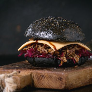 Yemekler ile siyah burger