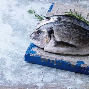 Otlar ile ham çipura balık