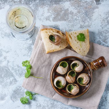 Escargots de Bourgogne salyangozları yemeye hazır