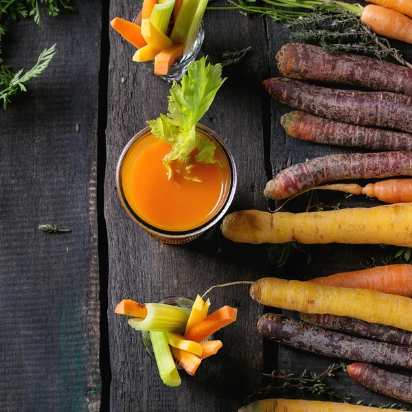 Cenouras coloridas e suco — Fotografia de Stock