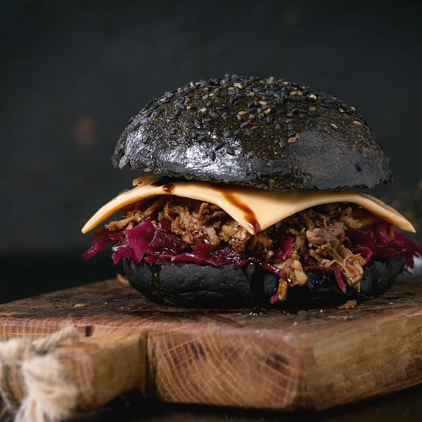 Czarny burger z gulaszu — Zdjęcie stockowe