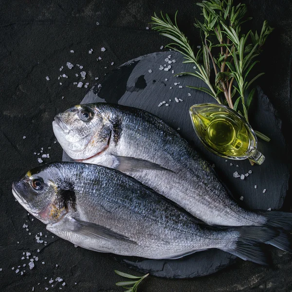 ハーブと生鯛魚 — ストック写真