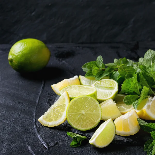 Limonki i cytryny z miętą — Zdjęcie stockowe