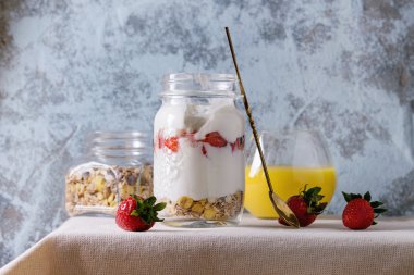 Müsli ve yoğurt ile Servis Kahvaltı