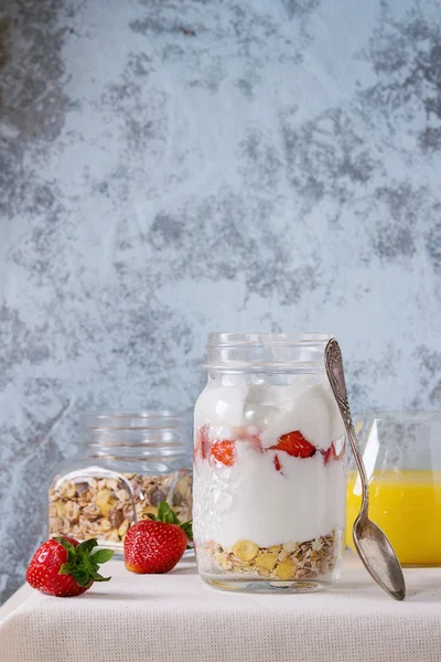 Müsli ve yoğurt ile Servis Kahvaltı — Stok fotoğraf