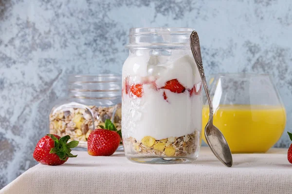 Café da manhã com muesli e iogurte — Fotografia de Stock