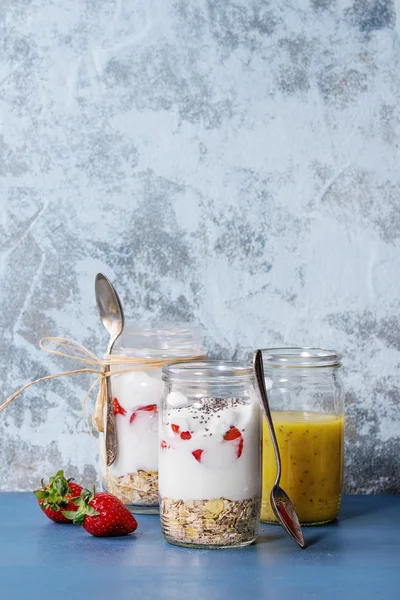 Ontbijt met muesli en yoghurt — Stockfoto