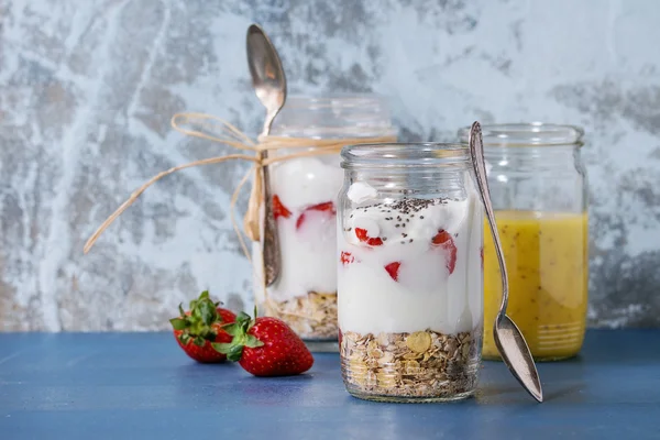 Colazione con muesli e yogurt — Foto Stock
