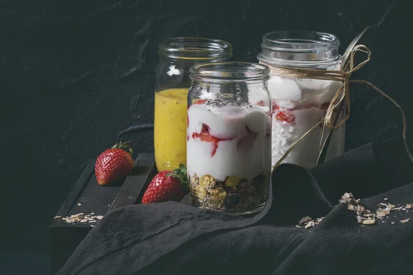 Breakfast with muesli and yoghurt — Stock Photo, Image