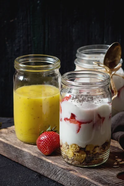 Breakfast with muesli and yoghurt — Stock Photo, Image
