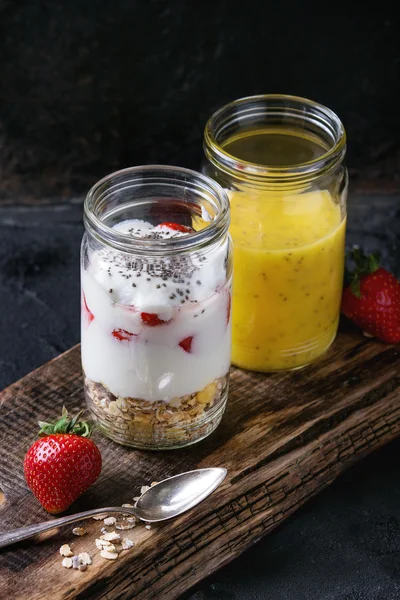 Müsli ve yoğurt ile Servis Kahvaltı — Stok fotoğraf