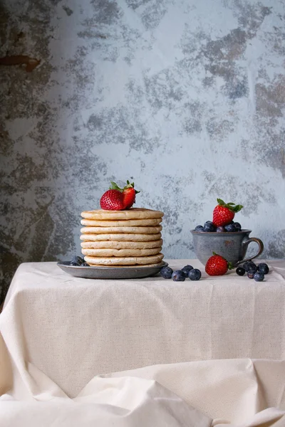 Pancakes with fresh berries — Stock Photo, Image