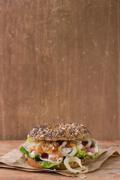 Bagel de grão inteiro — Fotografia de Stock