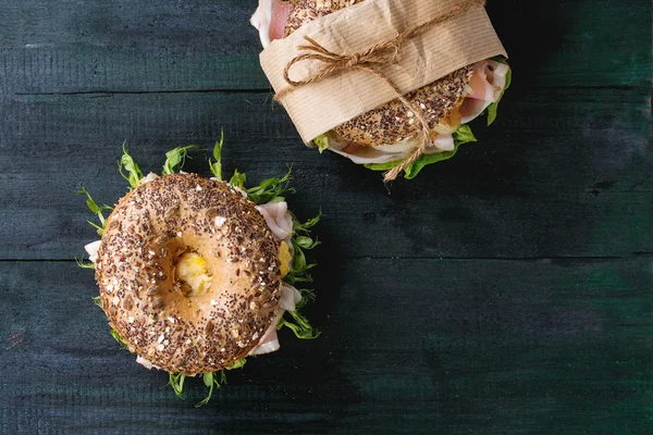 Bagel de grão inteiro — Fotografia de Stock