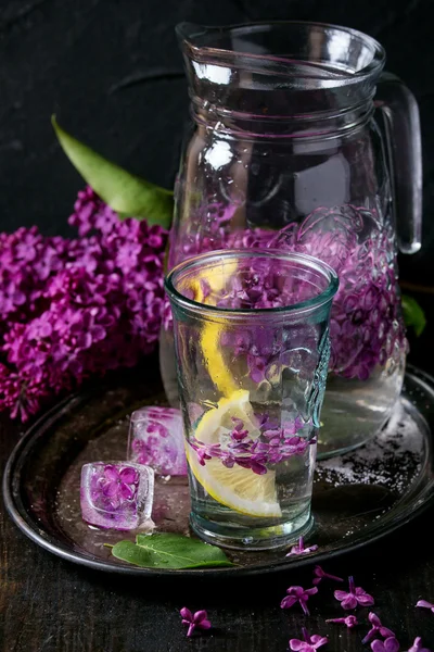 Lilac water with lemon — Stock Photo, Image