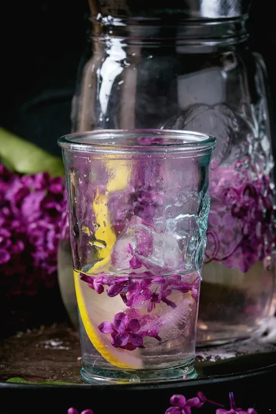 Lilac water with lemon — Stock Photo, Image