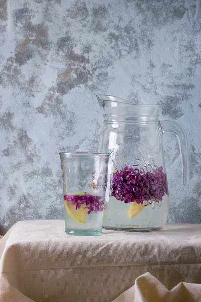 Lila limonade water met citroen — Stockfoto